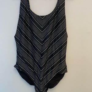 NWOT Athleta one-piece black & white patterned swimsuit 40D/DD XL